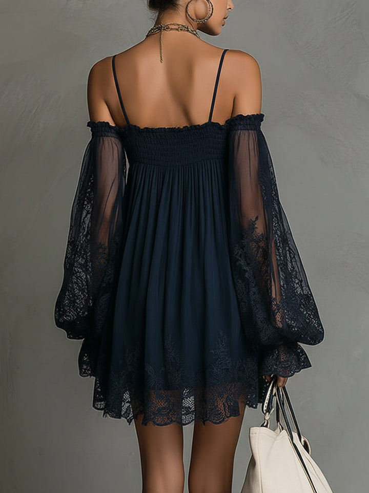 Noemi • Vestito mini in chiffon blu navy con scollo a spalle scoperte, bordo in pizzo e maniche trasparenti
