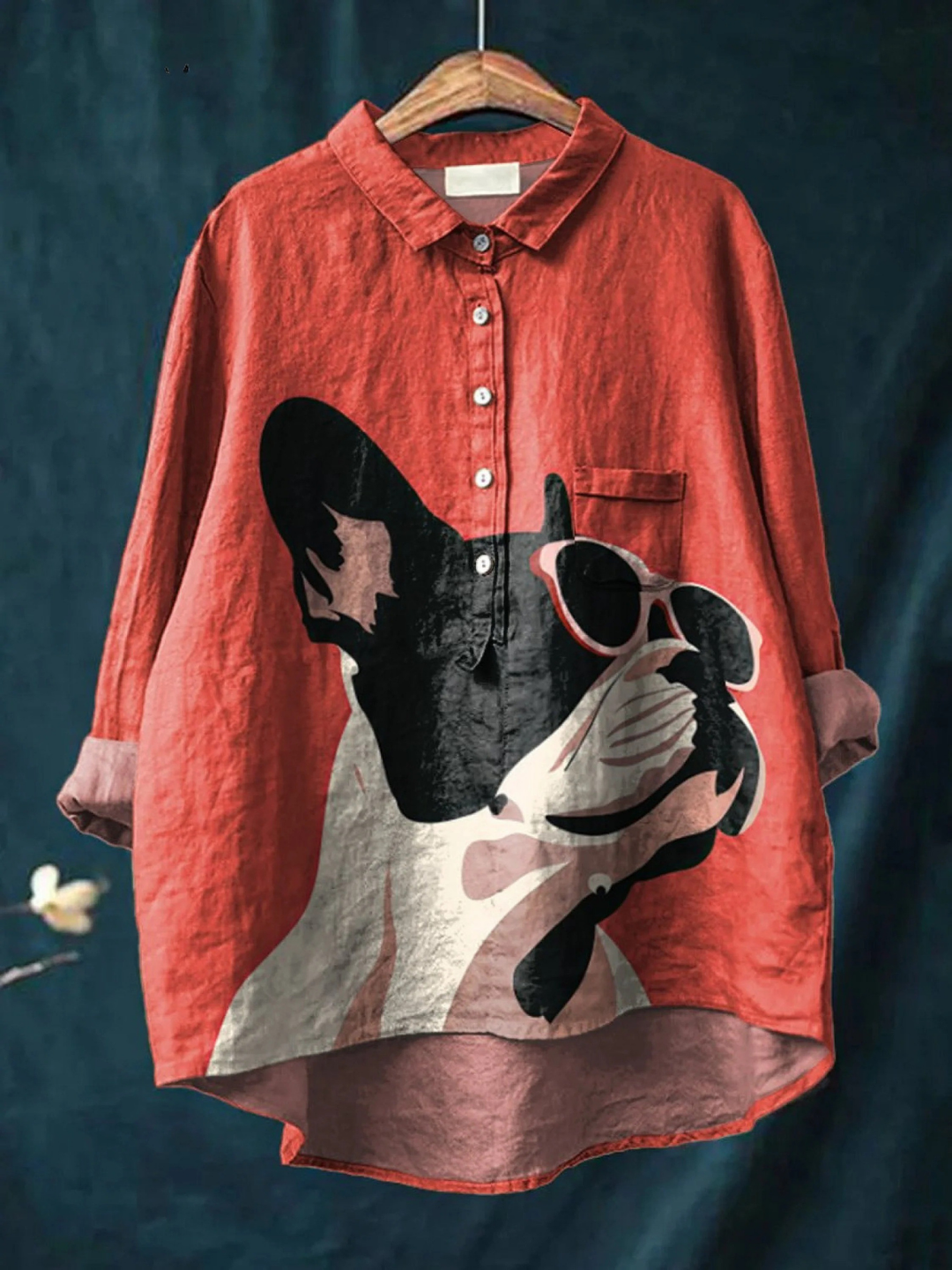 Evie | Pattern Decorativo di Bulldog Francese con Occhiali da Sole su Sfondo Rosso Camicia Casual