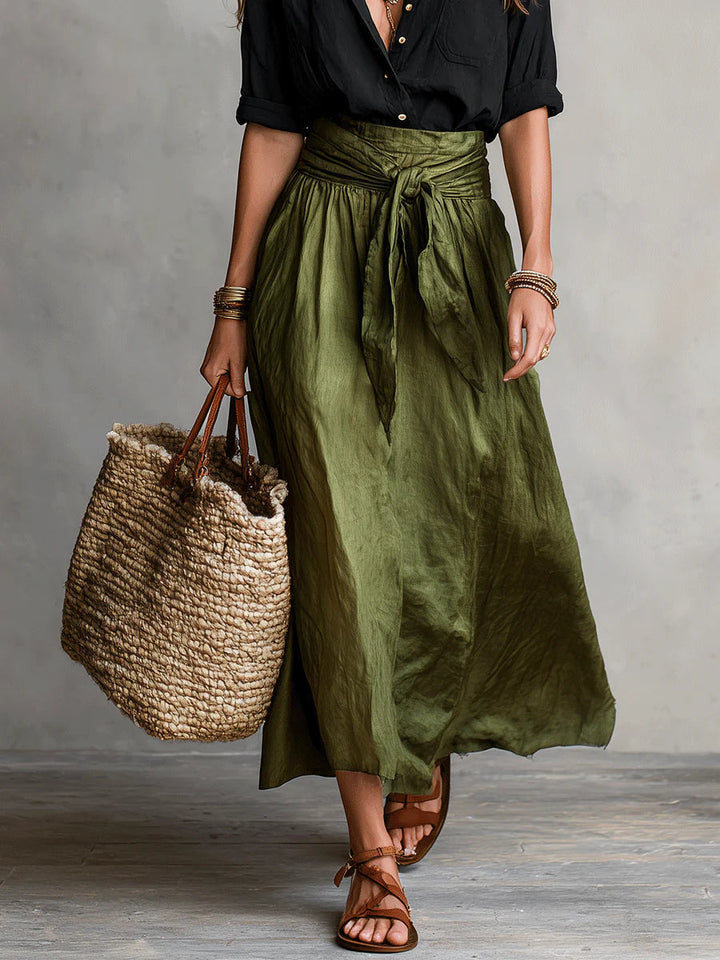Luisa – Completo di due pezzi: maglietta nera e gonna midi verde oliva