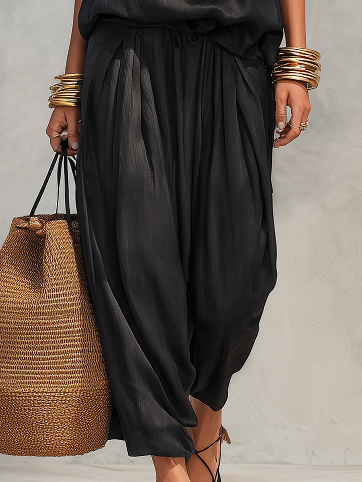 Marisa – Set top senza maniche con collo all'americana e pantaloni plissettati
